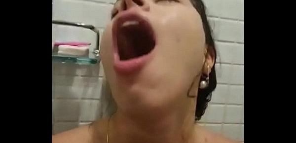  Erotica sexy no chuveiro se molha toda rebola gostosa para você!